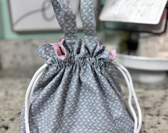Handmade Floral Lunch Bag for Bento Box, Small Drawstring Bag, Gift for Busy Moms, Reusable Fabric Lunch Tote, Eco-Friendly Bento Bag