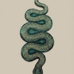 Puede incluir: Una alfombra decorativa con forma de serpiente. La alfombra es de color verde azulado oscuro con un patrón texturizado en forma de escamas en un verde más claro. La serpiente está enrollada y tiene una cabeza detallada.