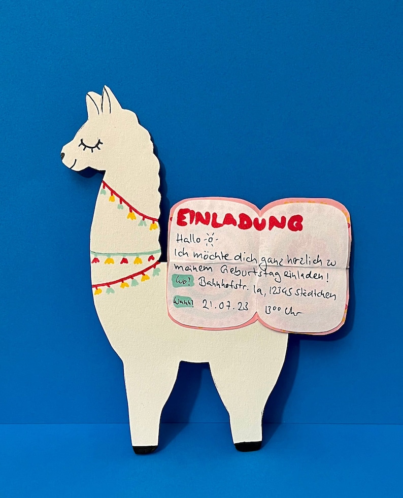 K&ouml;nnte beinhalten: Ein wei&szlig;es Lama mit einem rosa Buch, auf dem "EINLADUNG" steht und der Text "Hallo - Ich m&ouml;chte dich ganz herzlich zu meinem Geburtstag einladen! Wo? Bahnhofstr. 19, 12345 St&auml;dtchen Wann? 21.07.23 1300 Uhr" zu lesen ist.