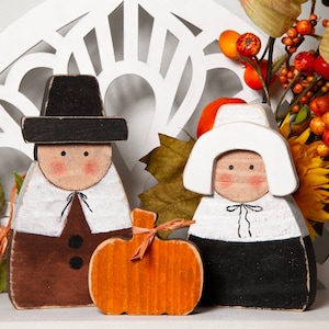 Rustic Wood Pilgrim Couple: Farmhouse Thanksgiving Decor