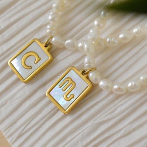 Collana girocollo in perle con ciondolo a forma di lettera iniziale, con tarocchi, costellazioni e segni zodiacali. Collana girocollo in perle d'acqua dolce, impermeabile, gioiello per il compleanno dello Scorpione.