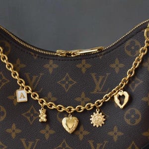 Accesorios para bolsos Charm dorado personalizado, cadena para bolso bañada en oro con múltiples charms, charms para bolsos de mujer, medallón para bolso de mujer con dije inicial de piedra de nacimiento