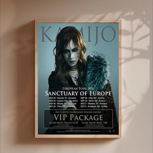 Könnte beinhalten: Ein gerahmtes Konzertplakat für die KAMIJO European Tour 2026 Sanctuary of Europe. Das Plakat zeigt das Porträt einer Person mit langem braunem Haar, die einen dunklen Mantel mit großem Pelzkragen trägt, vor einem blauen Hintergrund.