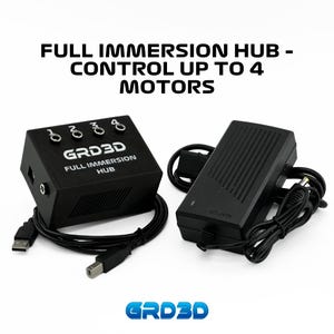 Può includere: Hub di immersione completa GRD3D nero con quattro porte per controllare fino a quattro motori. L'hub è collegato a un computer tramite un cavo USB e ha un adattatore di alimentazione.