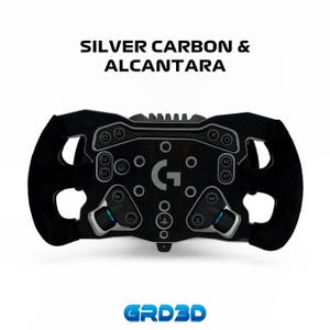 Könnte beinhalten: Ein schwarzes Rennlenkrad mit einer Mittelplatte in Carbonfaser-Optik und Alcantara-Griffen. Das Lenkrad verfügt über verschiedene Tasten, ein zentrales G-Logo und den Text SILVER CARBON & ALCANTARA darüber. Das GRD3D-Logo ist unten.