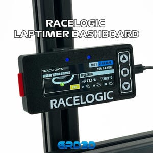 Peut inclure: Tableau de bord Laptimer Racelogic noir avec un écran affichant les données de piste du circuit de Misano World, les informations météorologiques et les détails des tours. L'appareil possède des boutons et un bouton latéral rouge. Le texte "RACELOGIC" est visible.