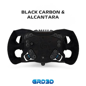 Puede incluir: Un volante de carreras de carbono negro y Alcantara con un logotipo central de Logitech G, varios botones estilo PlayStation que incluyen L2, R2, L3, R3 y un botón central de PlayStation. El texto BLACK CARBON & ALCANTARA aparece sobre el volante.