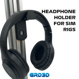 Op de afbeelding: Zwarte koptelefoonhouder voor sim rigs. De houder is bevestigd aan een zilveren metalen paal. De tekst "GRD3D" is zichtbaar in de rechterbenedenhoek van de afbeelding.