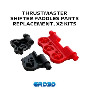 Può includere: Ricambi per palette del cambio Thrustmaster. L'immagine mostra due componenti di palette in plastica nere e uno rosso. Il testo sull'immagine recita: "THRUSTMASTER SHIFTER PADDLES PARTS REPLACEMENT, X2 KITS."