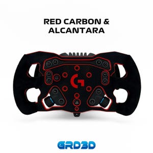 Könnte beinhalten: Ein schwarz-rotes Rennlenkrad mit dem Text RED CARBON & ALCANTARA. Das Gerät verfügt über ein zentrales G-Logo, verschiedene Tasten mit PlayStation-Symbolen und schwarze Alcantara-Griffe mit roten Zierleisten.