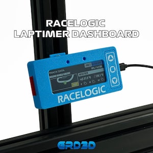 Puede incluir: Un tablero Laptimer Racelogic azul con una pantalla que muestra datos de pista e información meteorológica. El dispositivo tiene botones y un botón rojo. El texto "RACELOGIC" es visible.