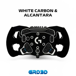 Puede incluir: Un volante de carreras en blanco y negro con textura de fibra de carbono, empuñaduras de Alcantara y el logotipo de Logitech G en el centro. El texto WHITE CARBON & ALCANTARA y GRD3D son visibles. Incluye varios botones y diales de control.