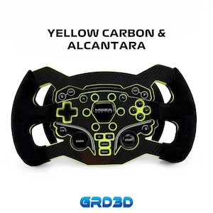 Könnte beinhalten: Ein schwarz-gelbes Rennlenkrad mit dem Text "YELLOW CARBON & ALCANTARA". Das Lenkrad hat mehrere Tasten und ein Kohlefaserdesign. Das Lenkrad hat einen schwarzen Wildledergriff. Der Markenname "MOZA" ist sichtbar.