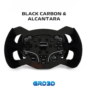 Pode incluir: Um volante em fibra de carbono preta e Alcantara com vários botões e um painel de controle central. O volante tem uma pega texturizada e o texto "MOZA RACING" é visível. O texto "BLACK CARBON & ALCANTARA" está no topo.