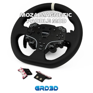 Peut inclure: Modèle de palettes magnétiques MOZA noir pour volant de course. Le volant a une poignée en cuir noir avec des accents blancs. La console centrale comporte plusieurs boutons et le texte "MOZA MAGNETIC PADDLE MOD". Deux composants de mod de palettes magnétiques sont inclus.