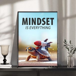 Può includere: Stampa artistica incorniciata con la scritta "MINDSET IS EVERYTHING" sopra l'immagine di una tartaruga con occhiali e un razzo. La tartaruga è su una pista, con uno sfondo di cielo blu.
