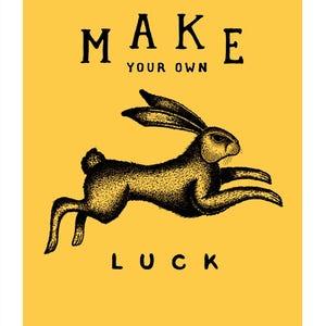 Könnte beinhalten: Poster mit gelbem Hintergrund und schwarzer Illustration eines laufenden Hasen. Der Text "MAKE YOUR OWN LUCK" ist in Schwarz über und unter dem Hasen gedruckt.
