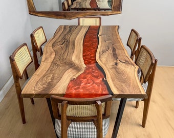 Mesa epoxi de madera de nogal Deniz River con bordes naturales