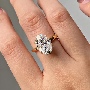 Anillo de compromiso ovalado de 5 quilates con diamantes cultivados en laboratorio