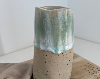 Handgemachte Keramik Vase mit grünen Tropfen
