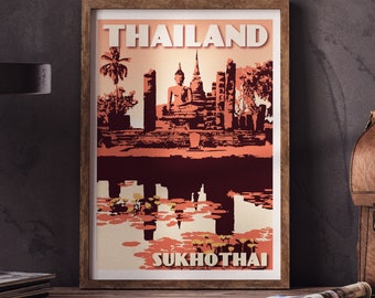 Op de afbeelding: Een vintage reisposter met een retro ontwerp met een groot beeld van een tempel in Sukhothai, Thailand. De poster is in tinten oranje, rood en bruin met de tekst "THAILAND SUKHOTHAI" in wit gedrukt.
