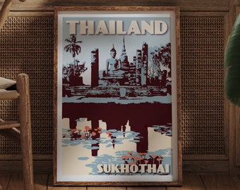 Op de afbeelding: Een vintage reisposter met een blauwe en witte illustratie van een tempel in Thailand. De poster heeft de tekst "THAILAND" in grote, vetgedrukte letters bovenaan en "SUKHOTHAI" in kleinere letters onderaan.