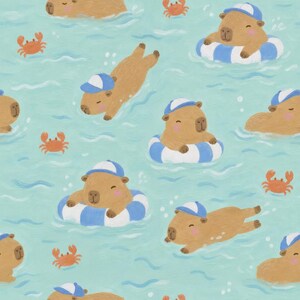 Könnte beinhalten: Ein sich wiederholendes Muster mit hellbraunen Wasserschweinen, die blau-weiße Baseballkappen tragen. Einige Wasserschweine schwimmen in blau-weiß gestreiften Schwimmreifen, während andere in hellblauem Wasser neben kleinen orangefarbenen Krabben schwimmen.