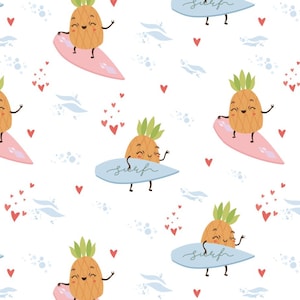 Op de afbeelding: Een herhalend patroon van lachende cartoonananas die surfen op roze en blauwe surfplanken. De ananassen hebben groene bladeren en zijn omgeven door rode harten en blauwe golfvormen op een witte achtergrond.