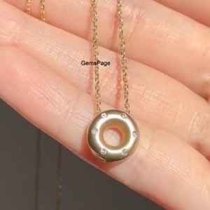 Può includere: Un set di tre tazze in ceramica con finitura opaca e macchiettata. Le tazze sono nei toni del crema, grigio chiaro e grigio scuro. Ogni tazza ha un design semplice e moderno e un manico arrotondato.