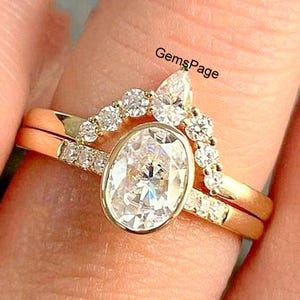 Stylish 2.0CT Oval Cut Moissanite Bridal Ring, Curved Matching Diamond Band Ring, Bezel With Pave Set Wedding Ring, 18k Yellow Gold Ring Set