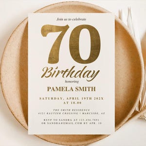 Tarjeta de invitación personalizada para celebrar el 70.º cumpleaños en dorado vintage. Descarga instantánea y personalizable en Canva.