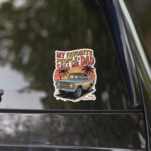 Adesivo de pai retrô vintage com caminhonete Bronco – “Minhas pessoas favoritas me chamam de pai” – Ideia legal de presente para o dia dos pais – Design de pôr do sol em carro clássico