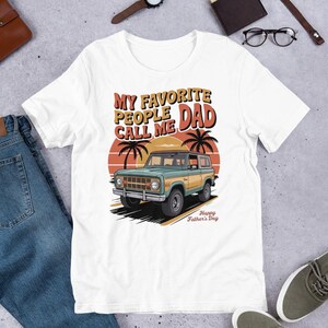 クラシックカーと夕日をデザインしたヴィンテージレトロな父の日用シャツ、My Favorite People Call Me DadのサマーTシャツ。お父さんへのギフトに。