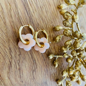 mini hoop earrings in stainless steel with acrylic flower pendant assembled by hand inspired by