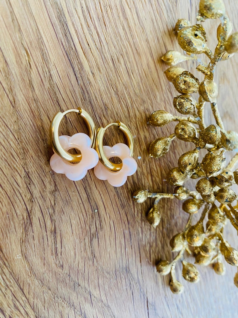 boucles d'oreilles mini créoles en acier inoxydable avec pendentif fleurs en acrylique faites mains d'inspiration Sézane image 1