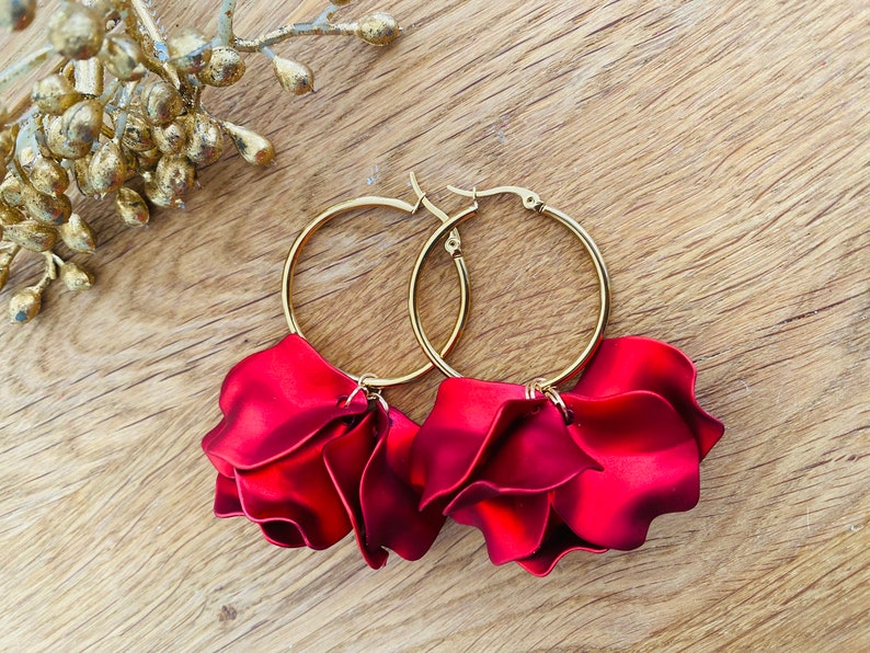 Boucles d'oreilles créoles dorées pendantes avec pendentif fait de pétales irisées rouge dinspiration sezane faites mains image 3