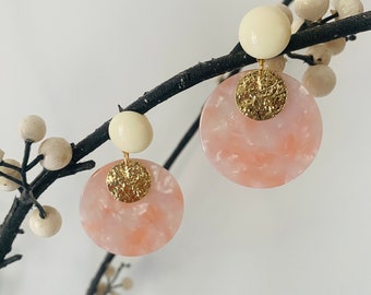 Boucles d'oreilles avec pendentif marbré dans les tons rosés et écru faites mains vintage