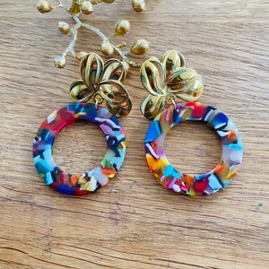 boucles d'oreilles pendantes d'inspiration Sézane avec fermoir fleurs et pendentif en écaille de tortue multicolore esprit vintage image 1