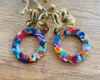 Sézane-inspired dangling earrings with flower clasp and vintage-style multicolored tortoiseshell pendant