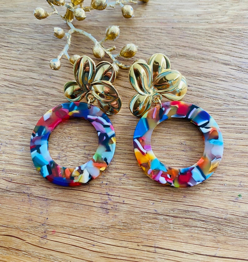 Sézane-inspired dangling earrings with flower clasp and vintage-style multicolored tortoiseshell pendant image 1