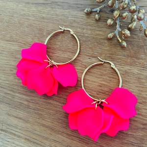 Gold hoop earrings with pendant made of iridescent or matte petals inspired by Sezane, handmade