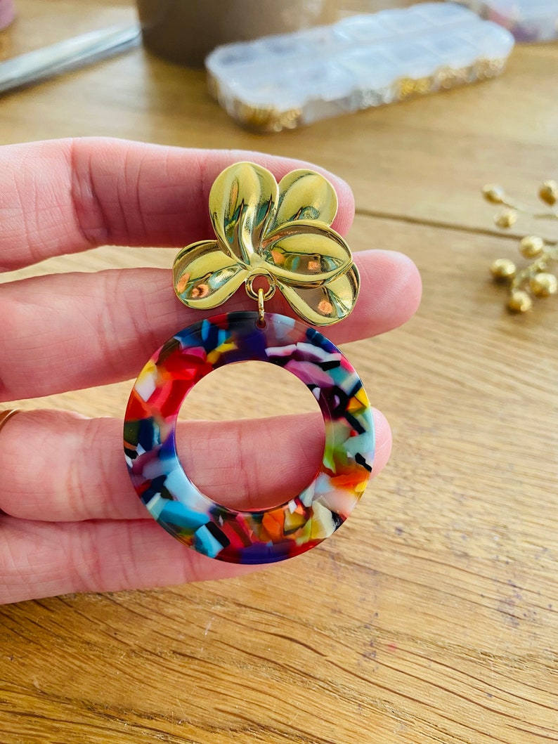 Sézane-inspired dangling earrings with flower clasp and vintage-style multicolored tortoiseshell pendant image 3