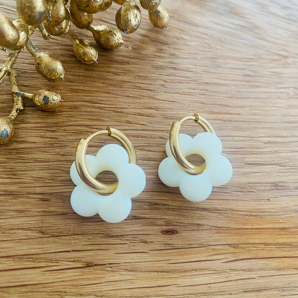 boucles d'oreilles mini créoles en acier inoxydable avec pendentif fleurs en acrylique faites mains d'inspiration Sézane