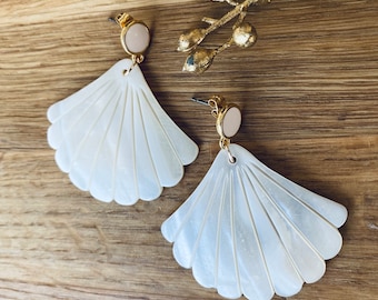 Sézane-inspired dangling earrings with handmade mother-of-pearl shell pendant