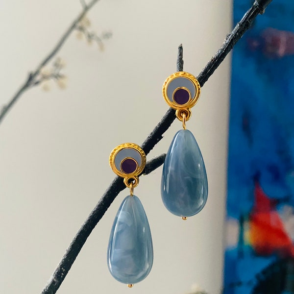 Boucles d'oreilles pendantes avec perle goutte en résine gris bleu fermoir doré faites mains vintage