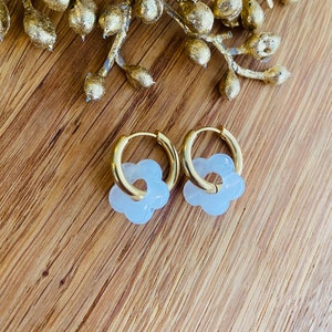 boucles d'oreilles mini créoles en acier inoxydable avec pendentif fleurs en acrylique faites mains d'inspiration Sézane image 3