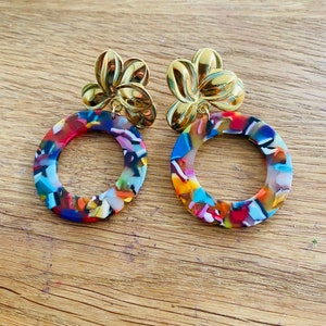 Sézane-inspired dangling earrings with flower clasp and vintage-style multicolored tortoiseshell pendant image 5