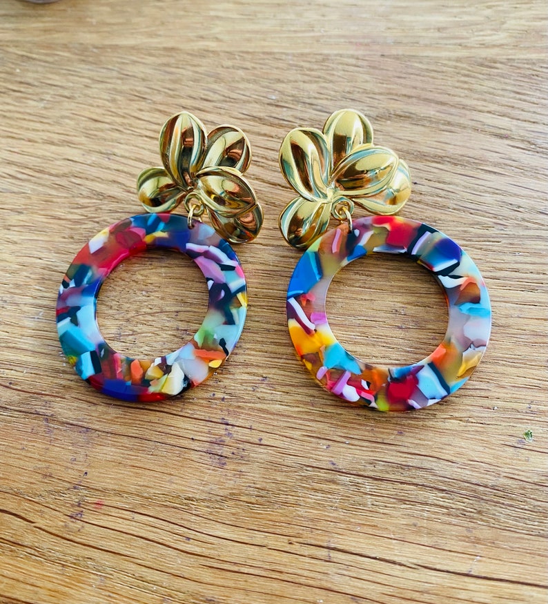 Sézane-inspired dangling earrings with flower clasp and vintage-style multicolored tortoiseshell pendant image 5