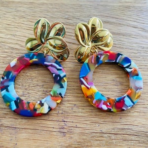 Sézane-inspired dangling earrings with flower clasp and vintage-style multicolored tortoiseshell pendant image 4