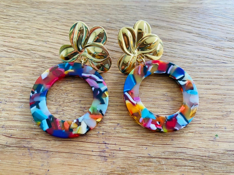 Sézane-inspired dangling earrings with flower clasp and vintage-style multicolored tortoiseshell pendant image 4